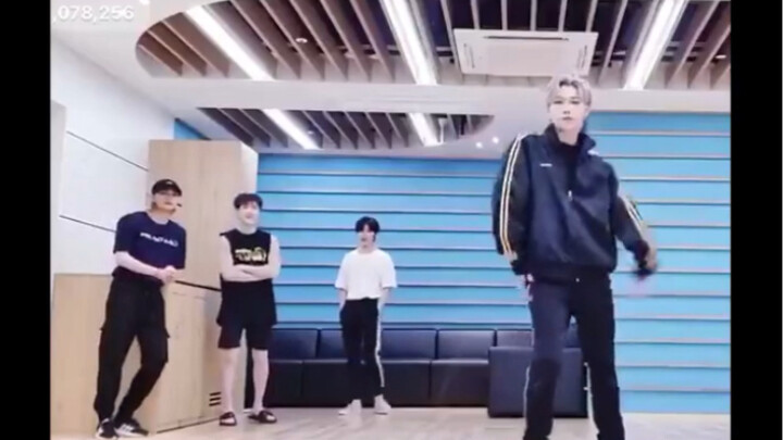 【Lee Yong-bok Felix】Cover nhảy Ridin của NCT Dream!! Thần Phi kdl!! Mất đường rồi, cùng chơi với NCT