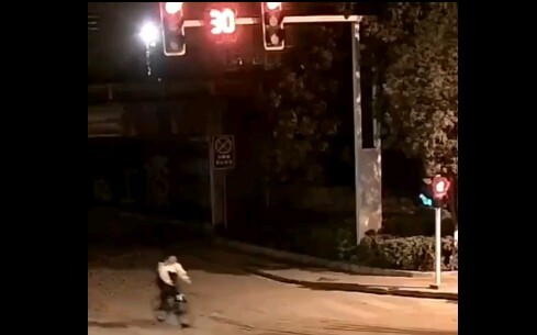 The ending is so heartwarming! A middle school student accidentally ran a red light, got hit, and go