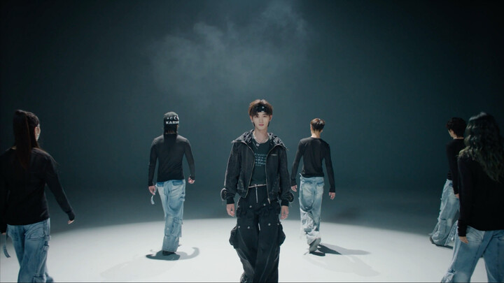 【Ding Chengxin】Practice-room dance to “Astronaut In The Ocean,” switching between black-and-white lo