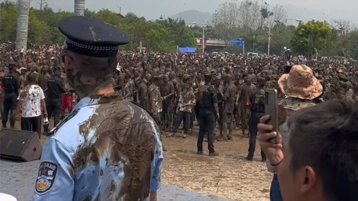 Belum selesai Festival Air, sudah datang Festival Kegilaan “Sentuh Hitammu”!