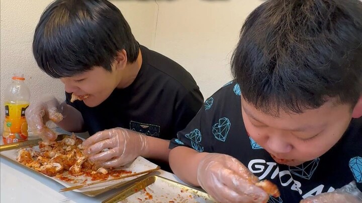 น้องเล็กหมายเลข 147 จะพิชิตไก่ทอดชิ้นใหญ่ 5 ชิ้นได้สำเร็จหรือไม่?