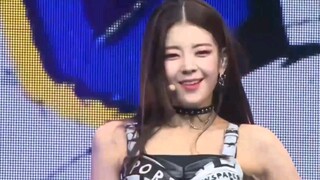 ITZY最新回归曲WANNABE首舞台公开