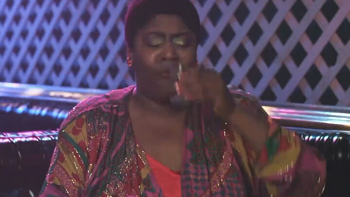 An African prince, in search of true love, heads to an American ghetto, pretends to be poor, and eve