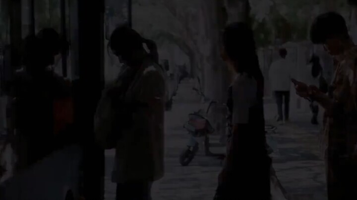 The fierce senior sister gets splashed with milk tea in public—she raises her thermos, ready to stri