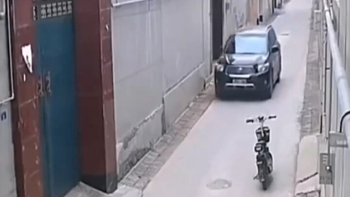 Tài xế tức điên lên, tung ngay một cú đá!