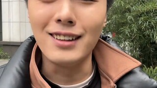 تحدي معجبين غريب! آ تسي ملتزم بإنجاز المهمة بأي ثمن! يا إخوان، السنة الصينية الجديدة قادمة، ما الذي 