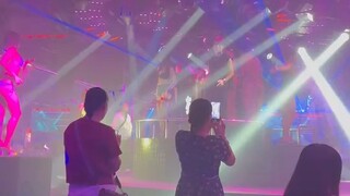 世上没有一件工作不辛苦，没有一处人事不复杂。不要随意发脾气，谁都不欠你的。学会低调，取舍间必有得失，不用太计较。学着踏实而务实，越努力越幸运。当一个人有了足够的内涵和物质做后盾，人生就会变得底气十足