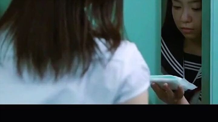 สาวน้อยติดอยู่ในห้องน้ำสาธารณะไม่ยอมออกมา แถมยังขอกระดาษจากคนอื่นไม่หยุด ที่แท้ด้านหลังมีความลับใหญ่