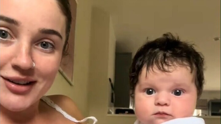 Em bé trông có vẻ rất khó đụng vào, vừa đáng yêu lại vừa hung dữ~