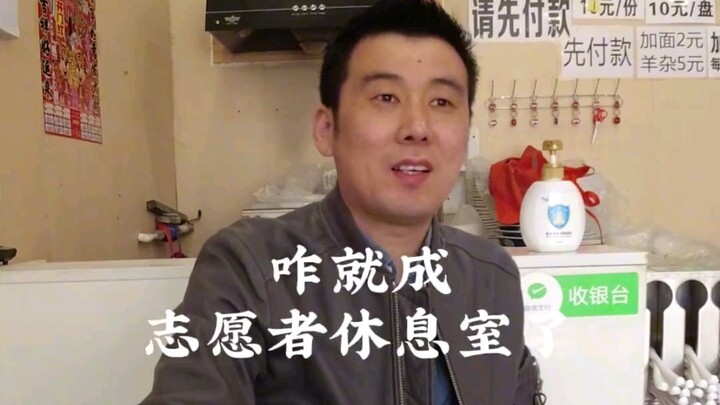 Anh cả nhường hẳn cửa hàng của mình làm phòng nghỉ cho tình nguyện viên, cuối cùng lại bị bạo lực mạ