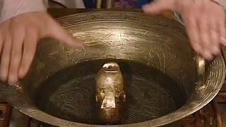 小伙身份神秘，竟能让富贵宝盆喷出水来，惊掉了一众官老爷的下巴