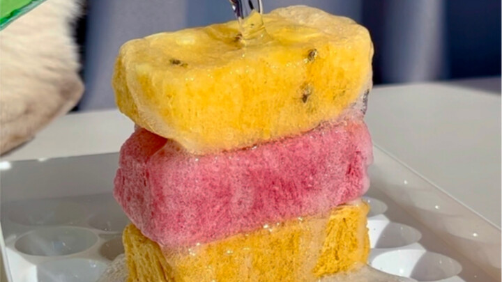 Kamu pasti nggak bakal nyangka apa yang direndam di cetakan es oleh para vlogger minuman 🤔 Tentang c