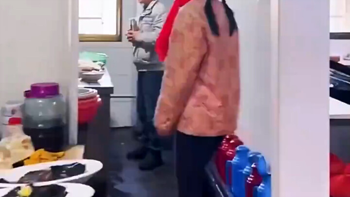 Putri mengenakan gaun yang dipakai ibunya saat menikah, tapi setelah berputar-putar, hanya orang ini