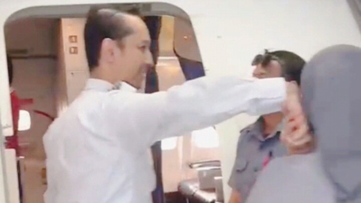 Sebelum tutup pintu pesawat #boeing737900 # pramugari #pramugara #indonesia