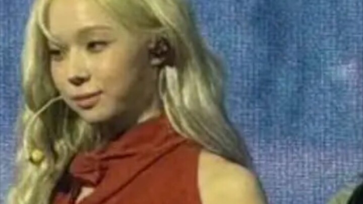 أحدث توضيح: كيم مين جونغ لا تغني بالفوتوشوب! هي فقط تحب أن تقدّم عروضاً ارتجالية خلّاقة للمسرح الصام