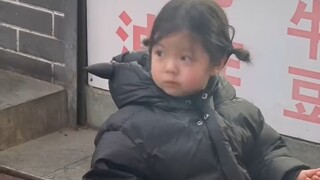 起猛了，看见一支小塑料袋在路边小摊找位置