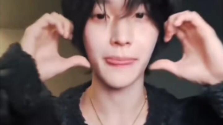 Tôi biết ngay là sẽ bắt chước tư thế chụp ảnh của Ngân Thạc mà 😂