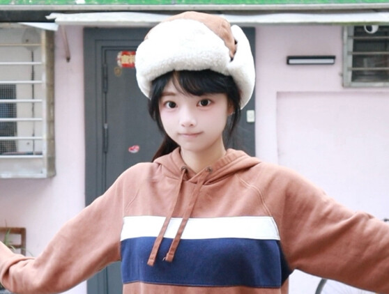 Cười một cái, nhảy một cái – cô gái vui vẻ chẳng lo âu!