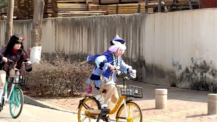 Thất Thất sợ quá! Có ai đến giúp Thất Thất với không?