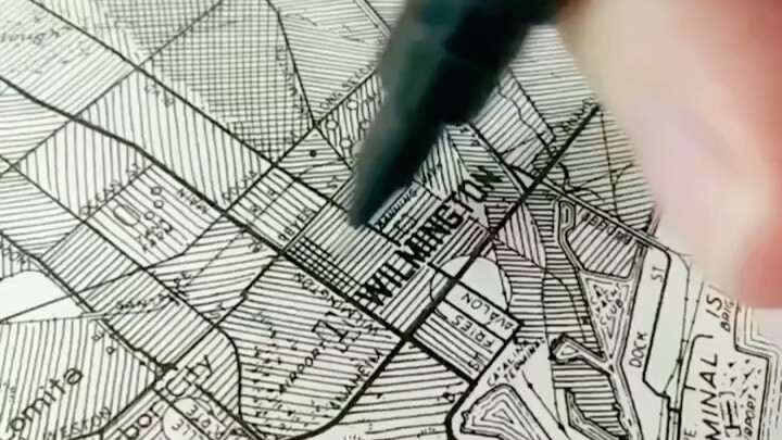 Seniman asal Inggris menjadikan peta sebagai kanvas, menggunakan jalan, sungai, dan pegunungan di at