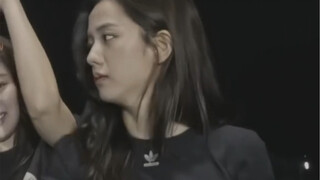 Jisoo có một luồng khí mạnh mẽ khi cô ấy tức giận!! Lisa có khuôn mặt dịu dàng và dễ thương hahahaha