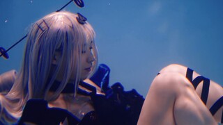 I finally got my hands on the woman who stirred my heart! Turbid Heart Skadi cosplay but underwater