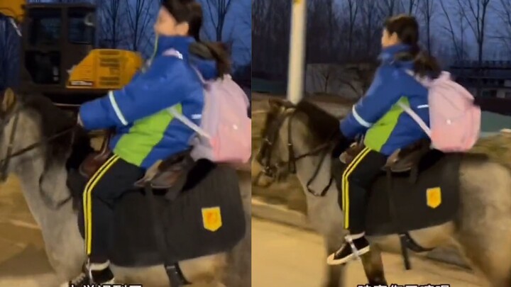 เด็กหญิงตัวเล็ก ๆ กลัวขี่ม้าไปโรงเรียนสาย ผู้คนที่สัญจรไปมาบนถนนควบม้าและตะโกนว่า: คุณเก่งมาก