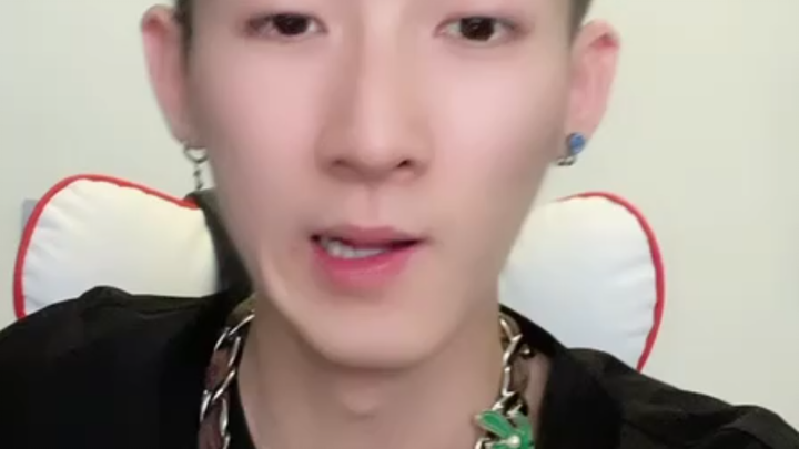Aku membelikan diriku sebuah video Han Wang, para penggemar semua bilang aku bakal malu banget hahah