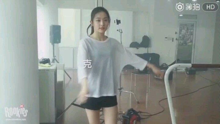 Seulgi yang menari benar-benar sangat memikat, bisa menguasai berbagai jenis tarian.