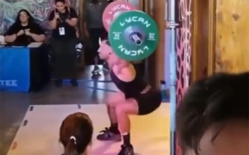 Gì thế? Tặng tạ tay à?