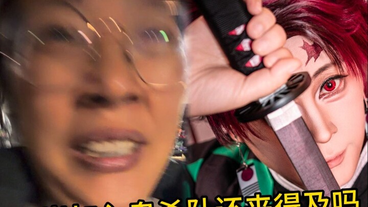 Dì 45 tuổi hóa thân thành Tanjiro, ánh mắt dịu dàng đến mức như muốn kéo tơ.