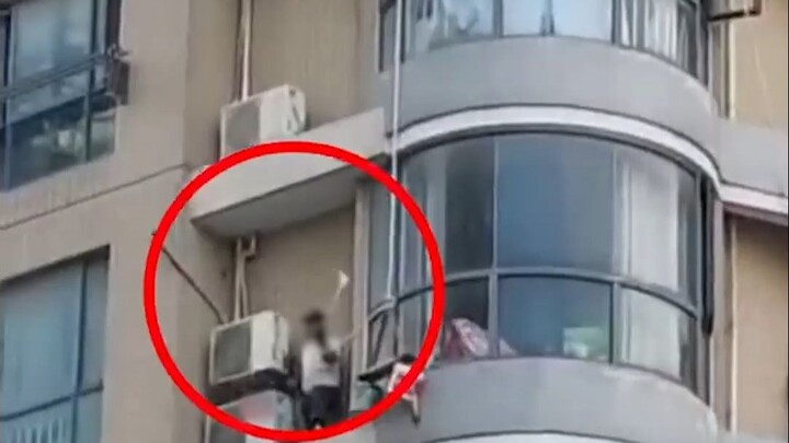 Another case of高空作业 workers having their ropes cut