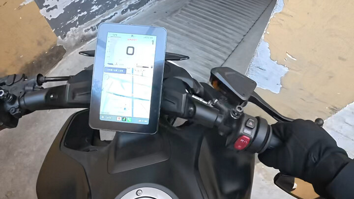 Đi xe máy có trải nghiệm giống như xuống mộ đào hầm vậy sao
