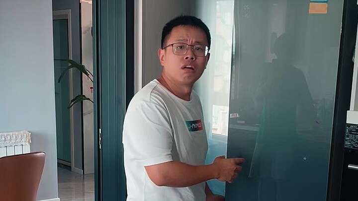 Cứ giả vờ mỗi lần bị bạn tôi dọa cho sợ, cuối cùng thật sự phát điên luôn.