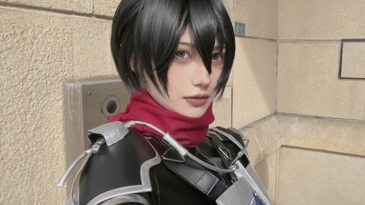 Cosplay Mikasa Ms. Mizuko membuat jantungku berdebar kencang!