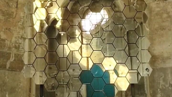 ประติมากรรมจลน์ที่สร้างขึ้นเพื่อเลียนแบบน้ำ