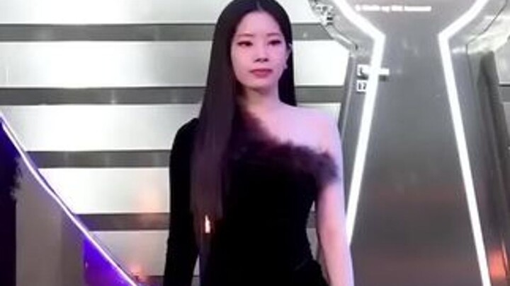 可爱的脸庞，魔鬼的身材。实际细腻敏感的性格，上综艺和节目又很有sense，专辑里的歌又参与作词~可爱的白豆腐，金多贤你真得很反差萌！