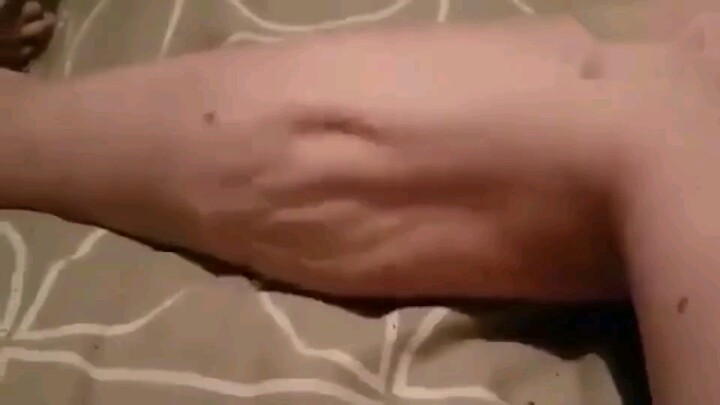 这也太狠了吧，面不改色拍下自己抽筋的实景