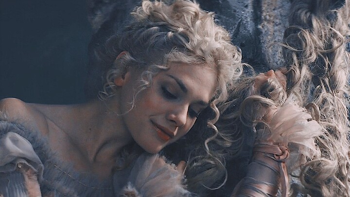 Ánh hoàng hôn đắm chìm trong biển màu cam, làn gió chiều say đắm trong tình yêu chân thành.