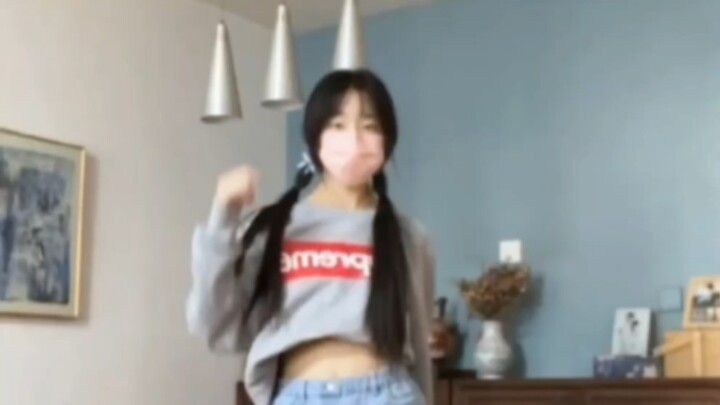 15-year-old danced to Lovesick Girls and received love at the end of the song!