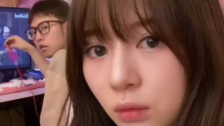 Ánh mắt yêu thương dành cho một người thì không thể giấu được, và cả nỗi thất vọng cũng vậy.