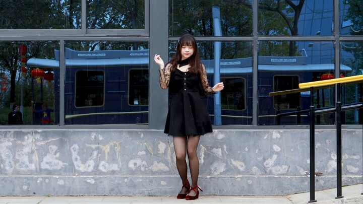 Cô em gái nhút nhát lén mặc đồ của chị gái... Thử thách đầu tiên đầy quyến rũ! ~Girls Dance~ [Bái Bạ