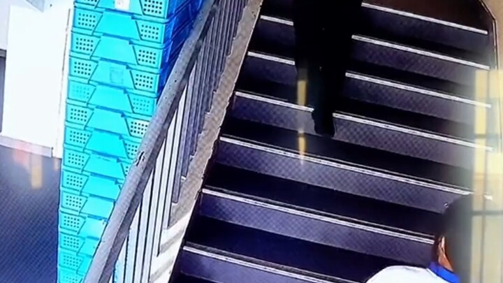 คุณครู: ไม่ต้องเกรงใจขนาดนี้ก็ได้นะ! ชาวเน็ต: ไหว้ใหญ่ขนาดนี้ หรือว่าอยากส่งคุณครูกลับบ้านแล้ว? #ชีว