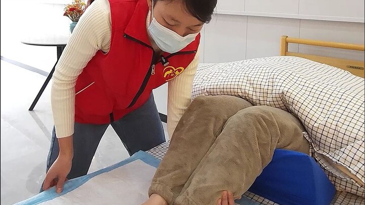 Cách rửa chân cho người già nằm liệt giường