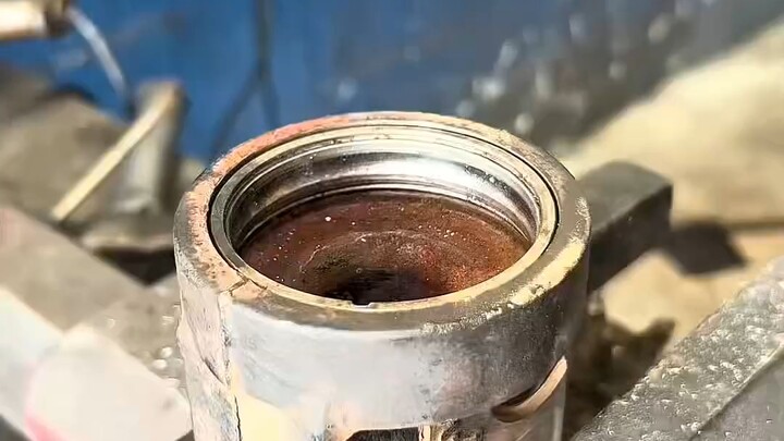 Pakistani Workshop Master Disassembles Loose Bearings