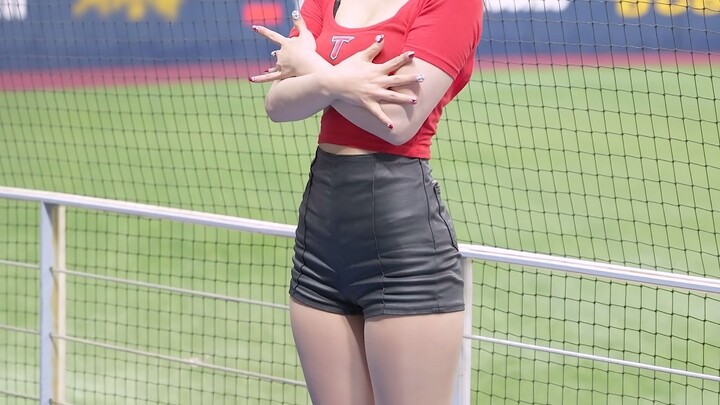 220424 Lee Da Hye cheerleading team performs "Heart attack (AOA)"
