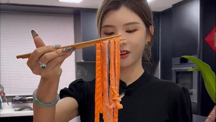 Nấu cho vợ một bát mì cá hồi!