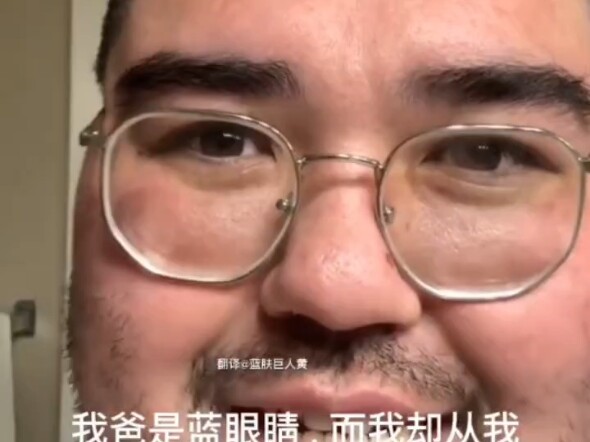 فتاة مختلطة العرق تنتقد نفسها باعتبارها نتاجًا فاشلاً