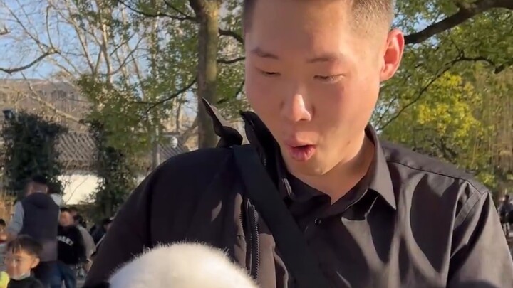 How lifelike a panda doll can be, passers-by thought I was holding a real panda~