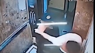 حارس الأمن: "راتبي 180 ألف يوان"